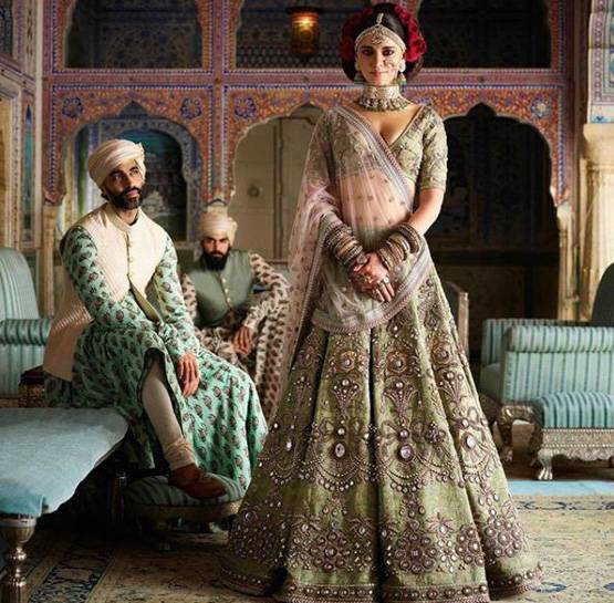 साड़ी से बिंदी तक, भारतीयों के पारंपरिक अंदाज की दुनिया दीवानी