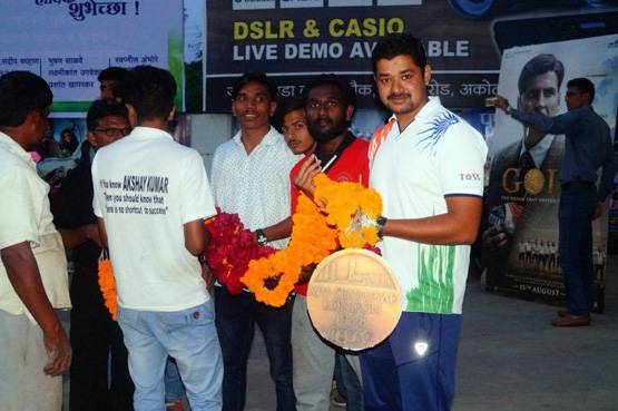 अक्षय के फैन्स का जश्न, केक और मेडल से GOLD का स्वागत