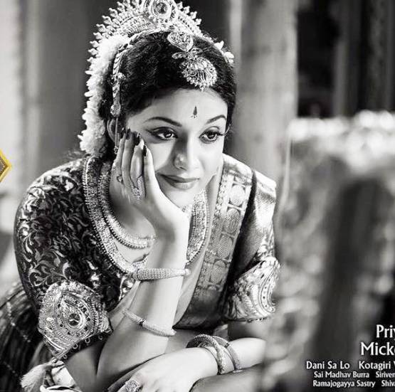 पैरेंट्स से एक्ट्रेस को ये परेशानी, बन चुकी हैं रेखा की सौतेली मां