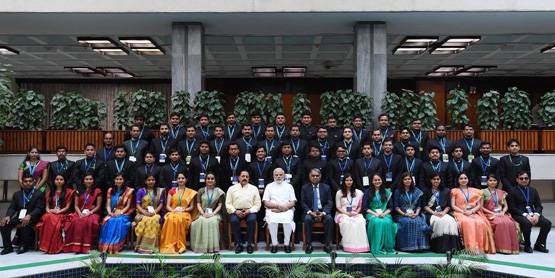 21 की उम्र में बने IAS, पिता चलाते हैं ऑटो रिक्शा