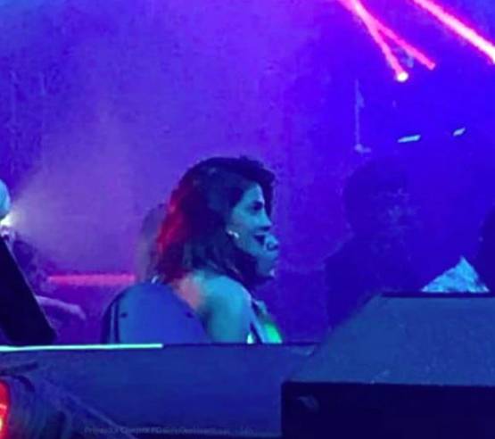 प्रियंका-निक की वो वायरल तस्वीरें जो सिंगापुर कंसर्ट में हुईं क्लि‍क