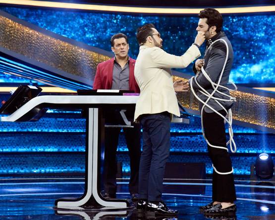 शो में लवरात्रि का प्रमोशन, जीजा आयुष संग सलमान ने किया गरबा