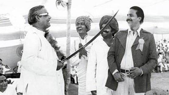 जब बैलगाड़ी से संसद पहुंचे थे वाजपेयी, इंदिरा को दी थी चुनौती