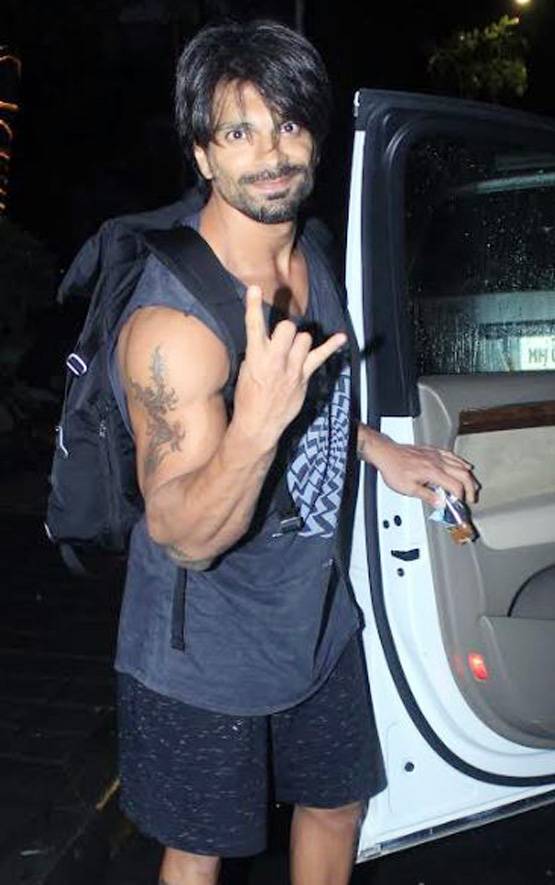 No Makeup लुक में दिखीं बिपाशा, पति करण भी थे साथ, Photos