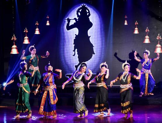 Iskcon मंदिर में ग्रेसी सिंह की परफॉर्मेंस देखने पहुंची हेमा मालिनी