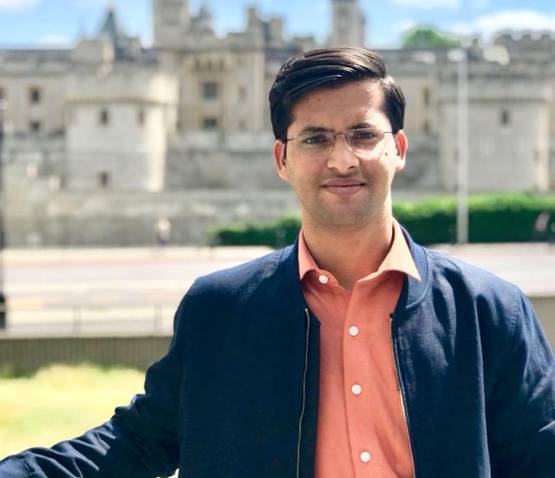 21 की उम्र में बने IAS, पिता चलाते हैं ऑटो रिक्शा