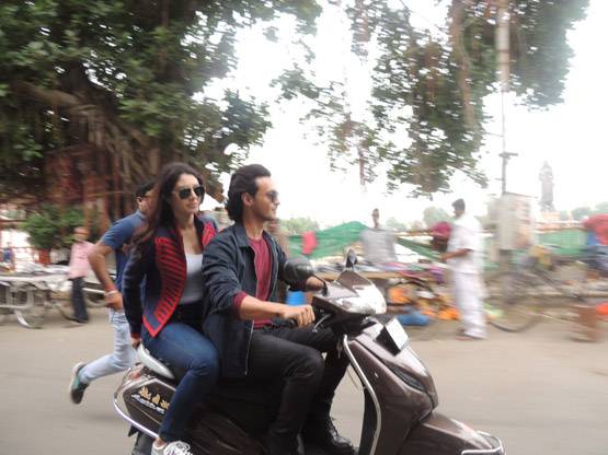 सलमान के जीजा आयुष का कटा चालान, बिना हेलमेट चला रहे थे स्कूटी