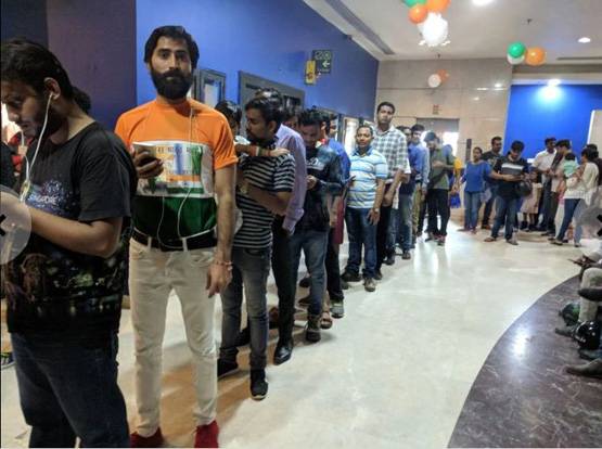 अक्षय के फैन्स का जश्न, केक और मेडल से GOLD का स्वागत