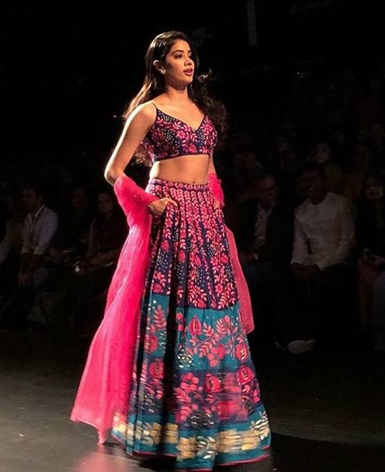 PHOTOS: पहली बार रैम्प पर उतरीं जाह्नवी कपूर, बजी सीटियां