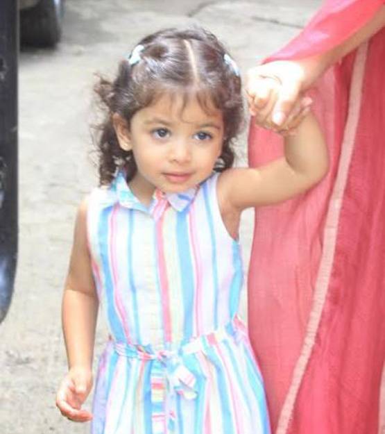 मां मीरा राजपूत का हाथ पकड़े यूं स्कूल पहुंचीं मीशा, Photos वायरल