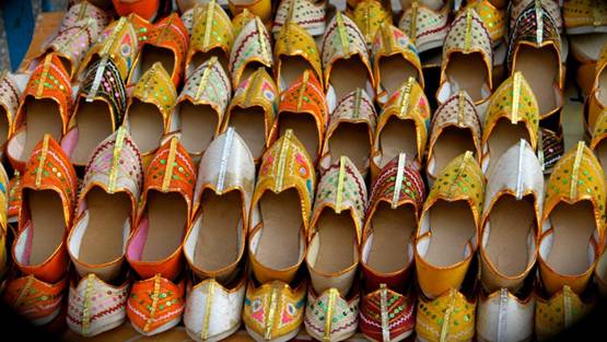 साड़ी से बिंदी तक, भारतीयों के पारंपरिक अंदाज की दुनिया दीवानी