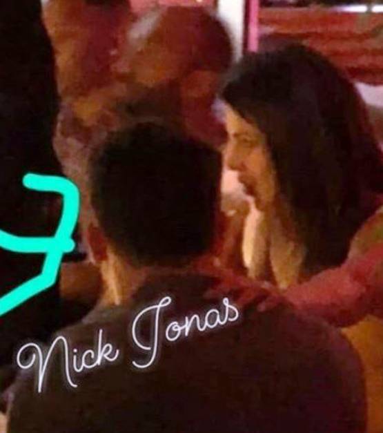 प्रियंका-निक की वो वायरल तस्वीरें जो सिंगापुर कंसर्ट में हुईं क्लि‍क