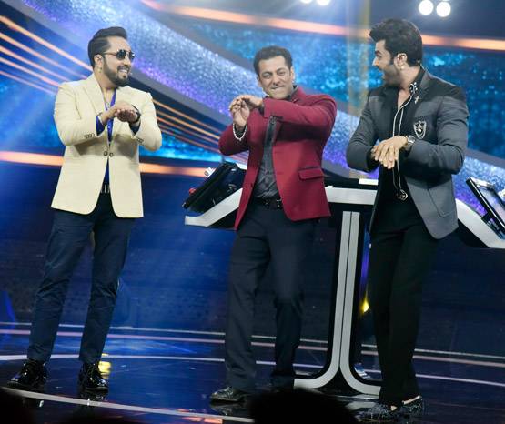 शो में लवरात्रि का प्रमोशन, जीजा आयुष संग सलमान ने किया गरबा