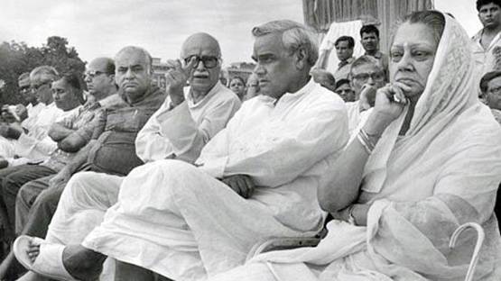 जब बैलगाड़ी से संसद पहुंचे थे वाजपेयी, इंदिरा को दी थी चुनौती