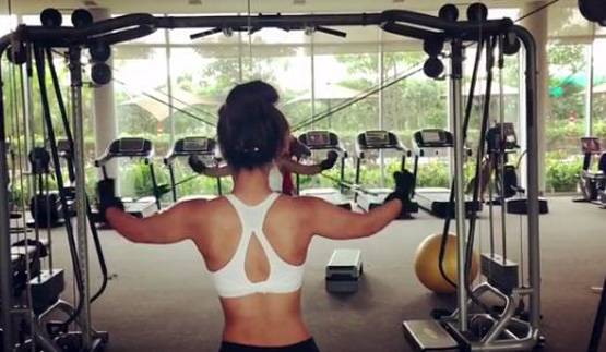 हिना ने फ्लॉन्ट किए टोन्ड एब्स, क्या है कोमोलिका बनने की तैयारी?