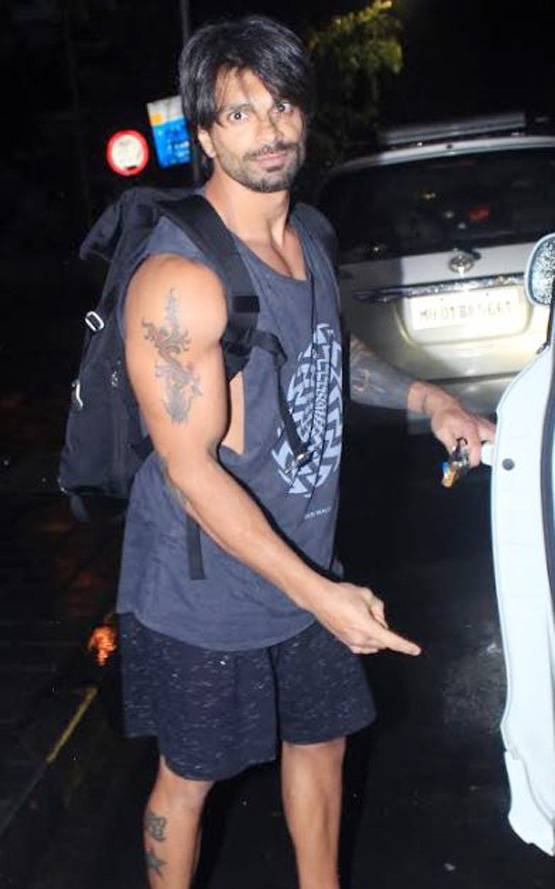 No Makeup लुक में दिखीं बिपाशा, पति करण भी थे साथ, Photos