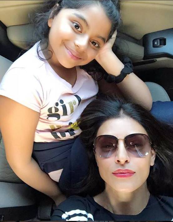 कार के सनरूफ पर चढ़कर बेटी संग सुष्मिता सेन की मस्ती, PHOTOS