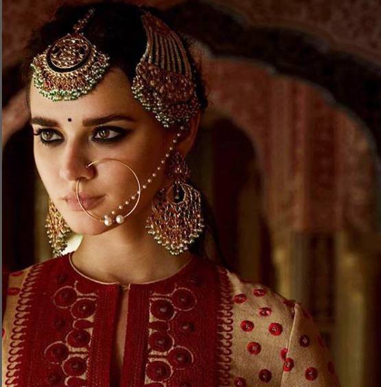 साड़ी से बिंदी तक, भारतीयों के पारंपरिक अंदाज की दुनिया दीवानी