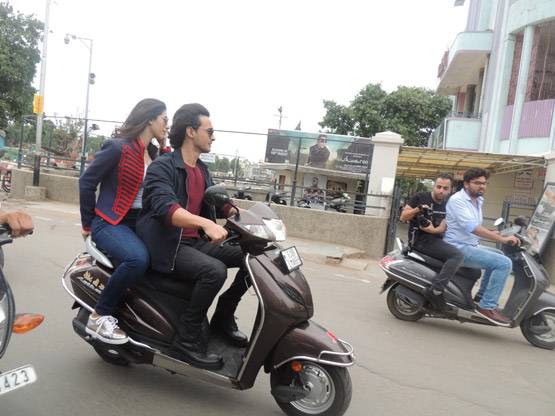 सलमान के जीजा आयुष का कटा चालान, बिना हेलमेट चला रहे थे स्कूटी