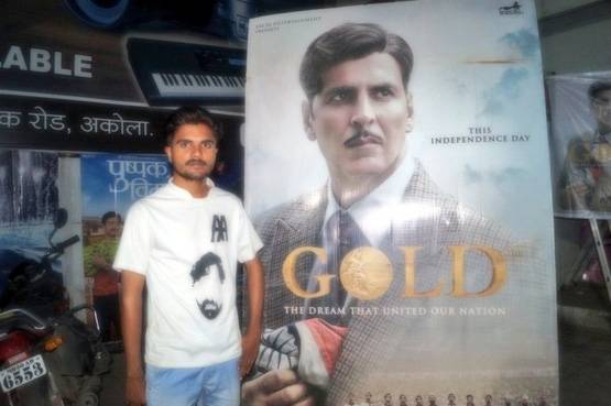 अक्षय के फैन्स का जश्न, केक और मेडल से GOLD का स्वागत