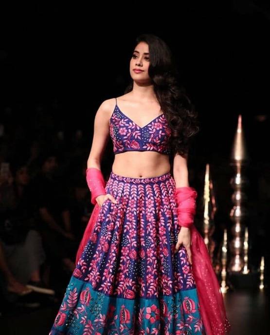 PHOTOS: पहली बार रैम्प पर उतरीं जाह्नवी कपूर, बजी सीटियां