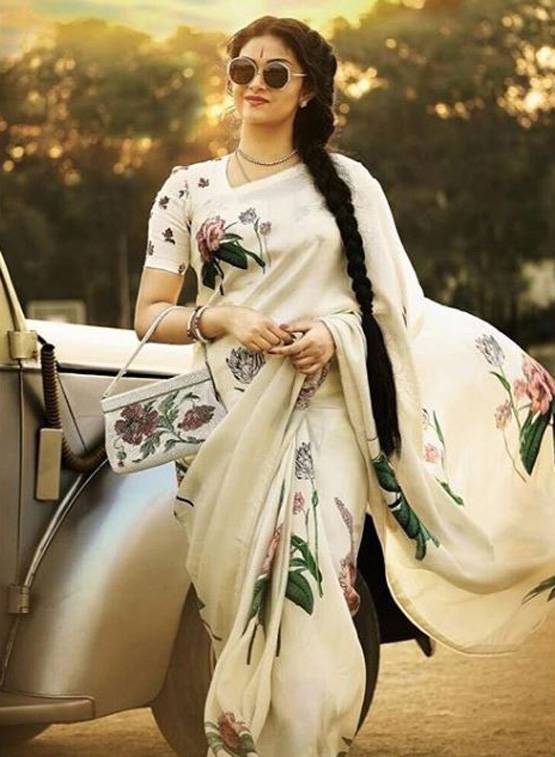 पैरेंट्स से एक्ट्रेस को ये परेशानी, बन चुकी हैं रेखा की सौतेली मां