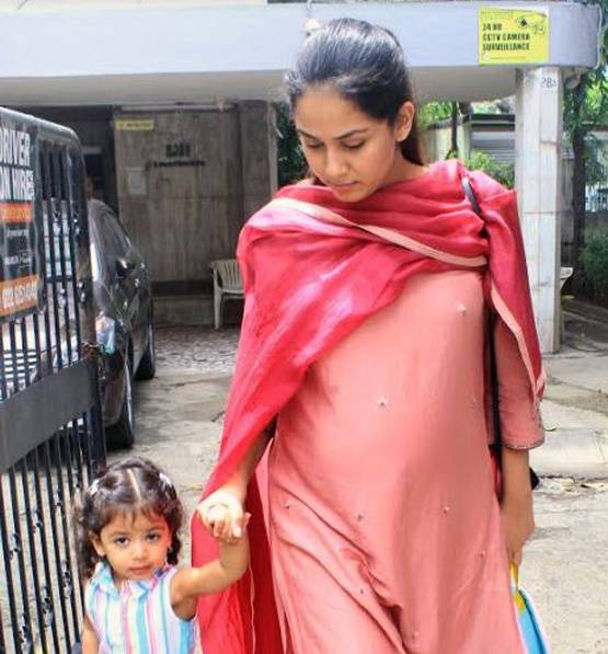 मां मीरा राजपूत का हाथ पकड़े यूं स्कूल पहुंचीं मीशा, Photos वायरल