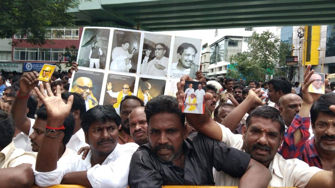 जैसे ही आई करुणानिधि के निधन की खबर, समर्थकों में मची चीख-पुकार