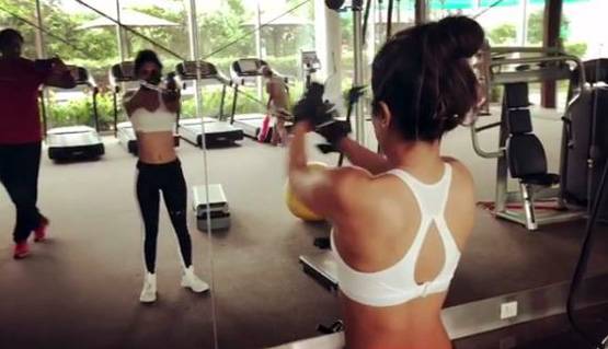 हिना ने फ्लॉन्ट किए टोन्ड एब्स, क्या है कोमोलिका बनने की तैयारी?