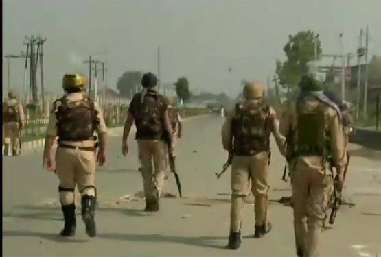 बकरीद पर कश्मीर में पत्‍थरबाजी-दिखाए ISIS के झंडे, 2 की हत्‍या