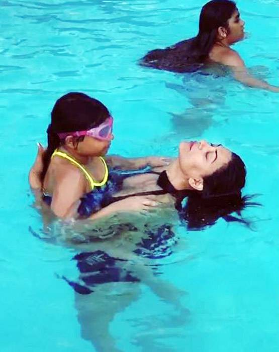 कार के सनरूफ पर चढ़कर बेटी संग सुष्मिता सेन की मस्ती, PHOTOS