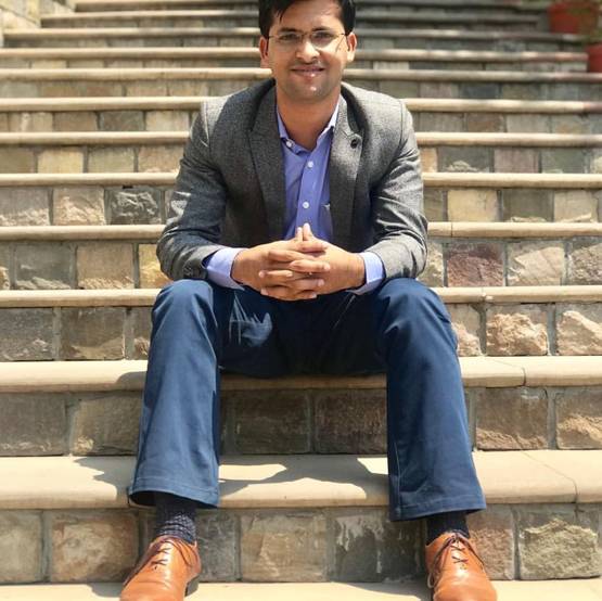 21 की उम्र में बने IAS, पिता चलाते हैं ऑटो रिक्शा