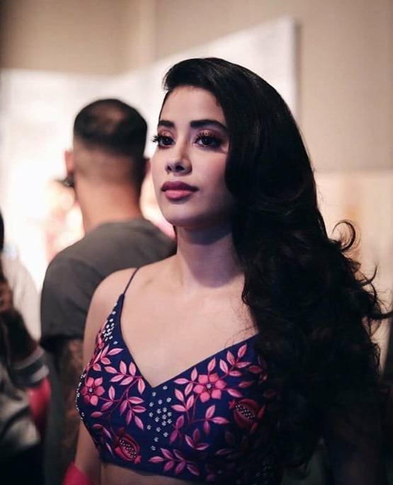 PHOTOS: पहली बार रैम्प पर उतरीं जाह्नवी कपूर, बजी सीटियां