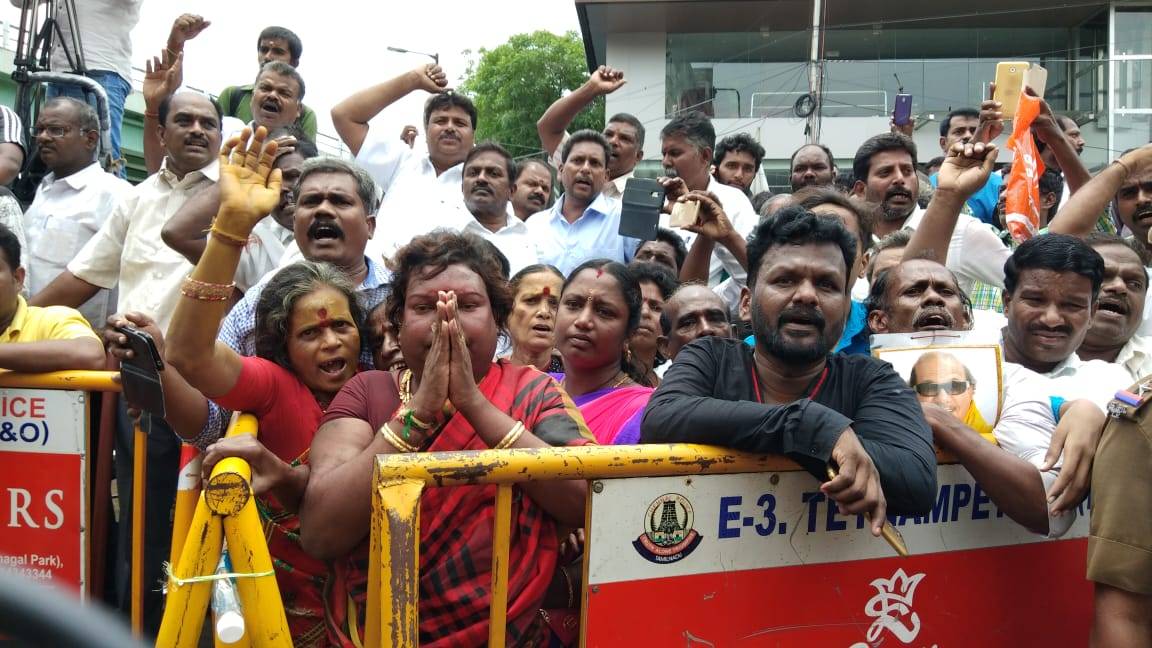 जैसे ही आई करुणानिधि के निधन की खबर, समर्थकों में मची चीख-पुकार