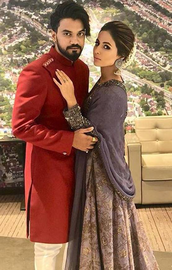 Fashion Alert: लंदन में हिना खान के ट्रेंडी लुक्स, Photos वायरल