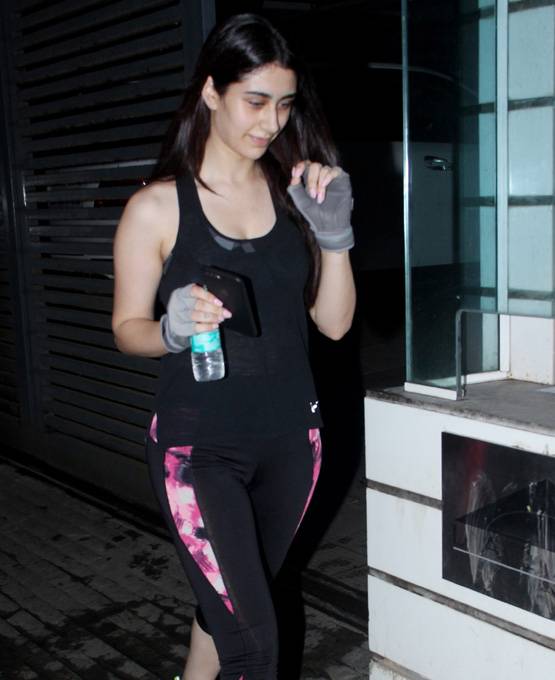 नो मेकअप लुक में सलमान की नई हीरोइन वरीना, यूं छि‍पाया चेहरा