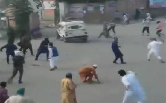 बकरीद पर कश्मीर में पत्‍थरबाजी-दिखाए ISIS के झंडे, 2 की हत्‍या