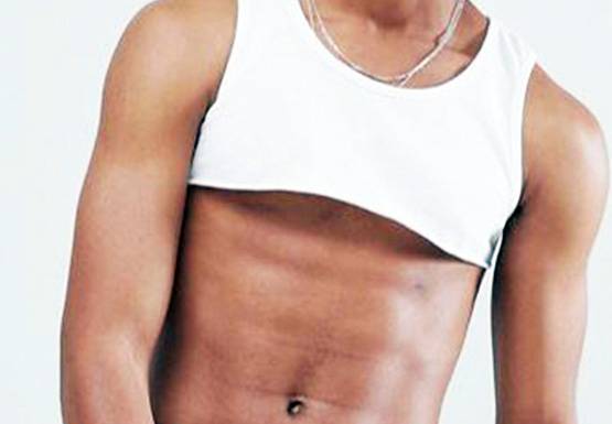 अब लड़कों के लिए आए आधी बनियान से भी छोटे क्रॉप टॉप!