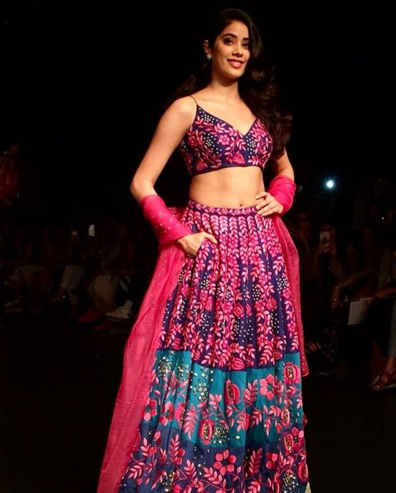 PHOTOS: पहली बार रैम्प पर उतरीं जाह्नवी कपूर, बजी सीटियां