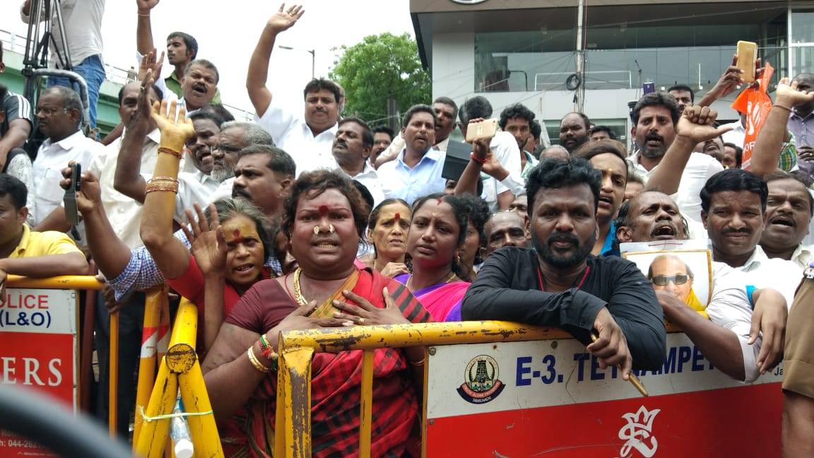 जैसे ही आई करुणानिधि के निधन की खबर, समर्थकों में मची चीख-पुकार