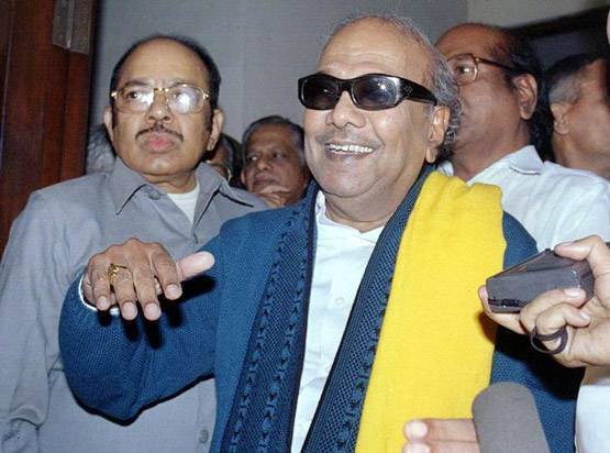 जानिए, दाह संस्कार की जगह क्यों दफनाया गया करुणानिधि को?