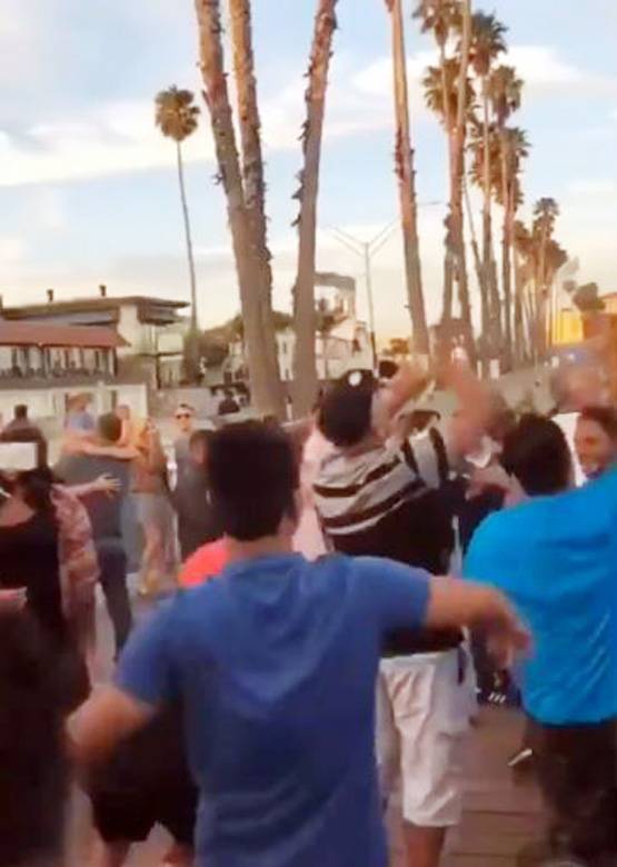 ...जब पंजाबी शादी में लुटाए पैसे उठाने लगे विदेशी, Video वायरल