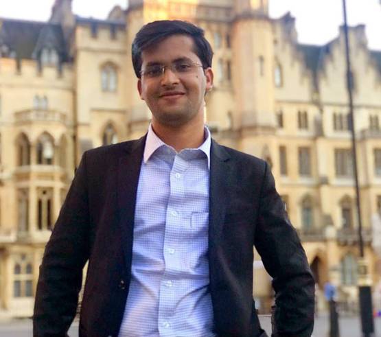 21 की उम्र में बने IAS, पिता चलाते हैं ऑटो रिक्शा