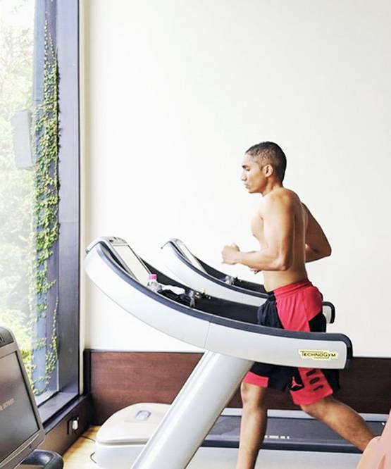 PHOTOS: 6 पैक एब्‍स बनाकर डेब्‍यू को तैयार जॉनी लीवर के बेटे