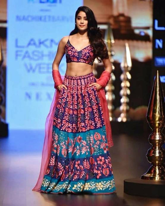 PHOTOS: पहली बार रैम्प पर उतरीं जाह्नवी कपूर, बजी सीटियां