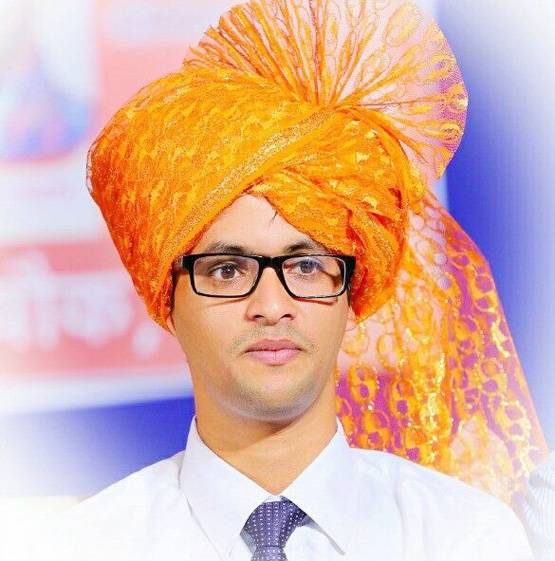 21 की उम्र में बने IAS, पिता चलाते हैं ऑटो रिक्शा