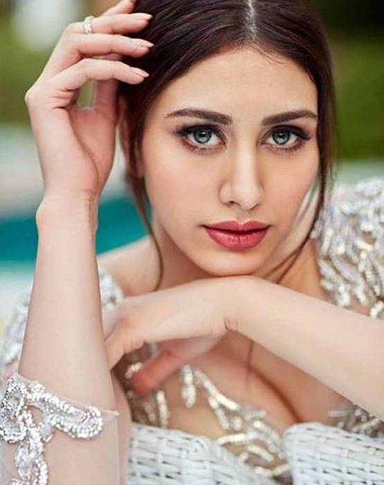 नो मेकअप लुक में सलमान की नई हीरोइन वरीना, यूं छि‍पाया चेहरा