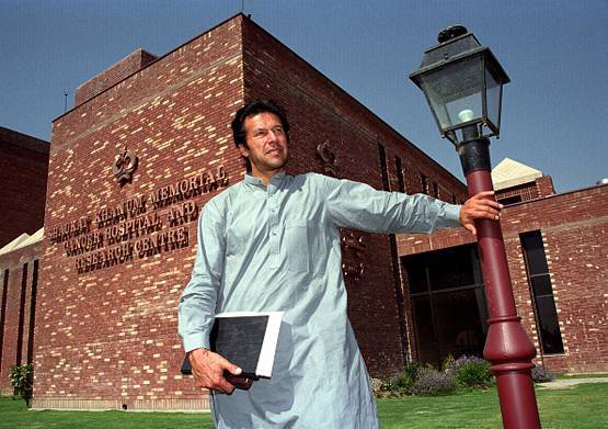 लड़कियों के बीच रहे मशहूर, कुछ ऐसी है PAK PM इमरान की जिंदगी
