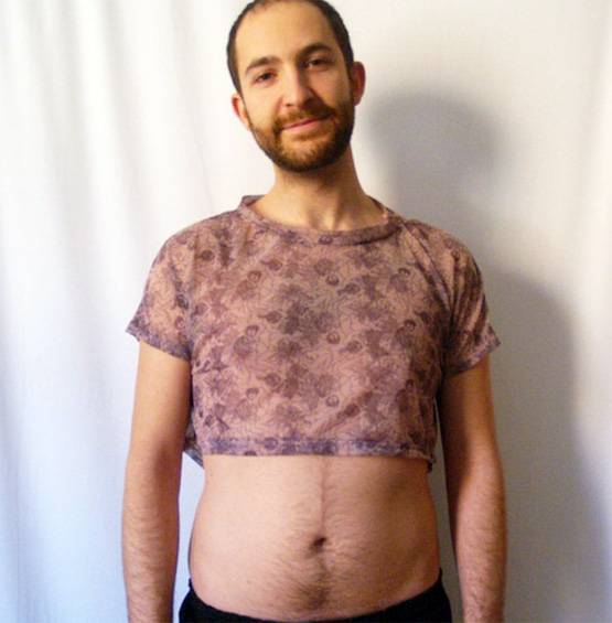 अब लड़कों के लिए आए आधी बनियान से भी छोटे क्रॉप टॉप!