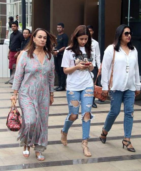 मां सोनी राजदान संग इस लुक में दिखीं आलिया भट्ट